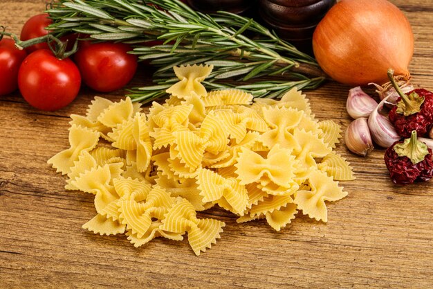 Rohe italienische Farfalle-Nudeln zum Kochen