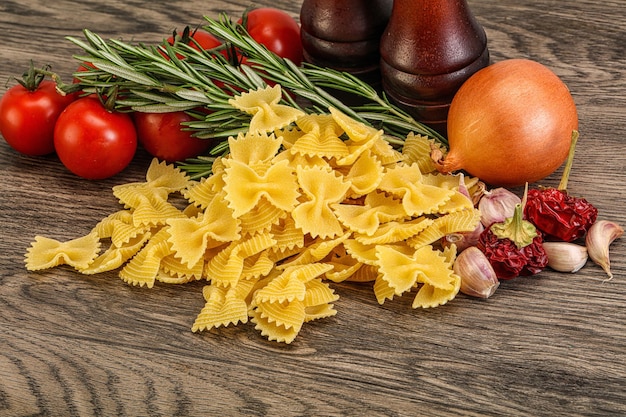 Rohe italienische Farfalle-Nudeln zum Kochen