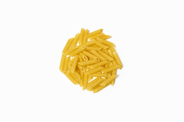 Rohe italienische Pasta auf weißem Hintergrund Draufsicht flach liegend