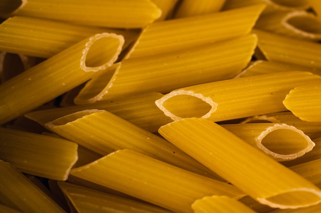 Rohe italienische Pasta in der Küche