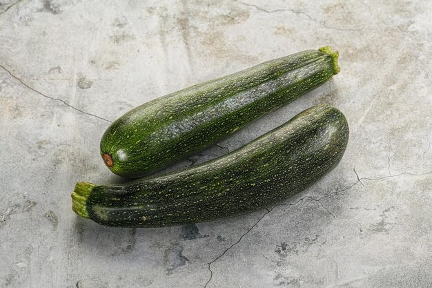 Rohe junge kleine grüne Zucchini zum Würzen