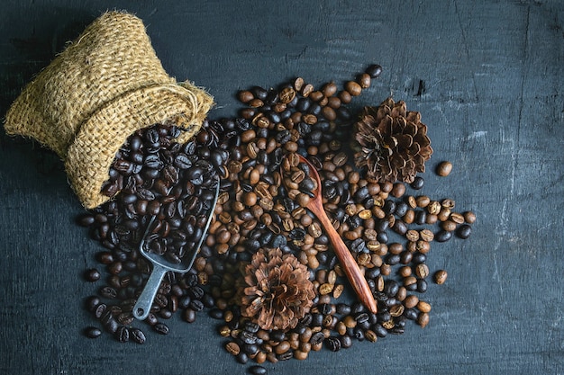 Rohe Kaffeebohnen und geröstete Kaffeebohnen