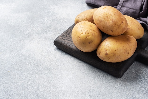 rohe Kartoffeln auf dem Tisch