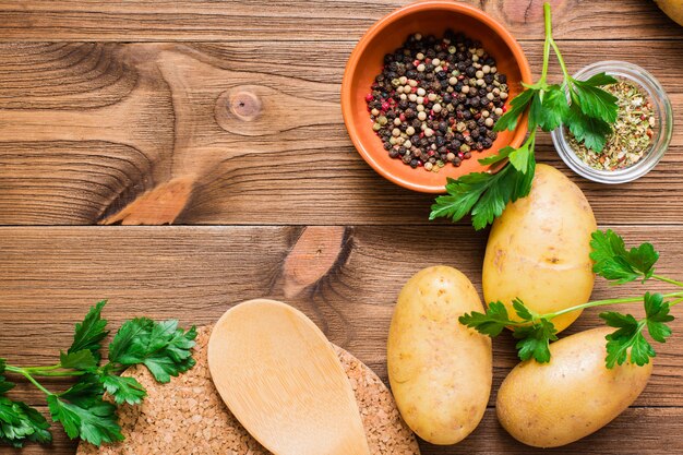 Rohe Kartoffeln in der Schale mit Gewürzen