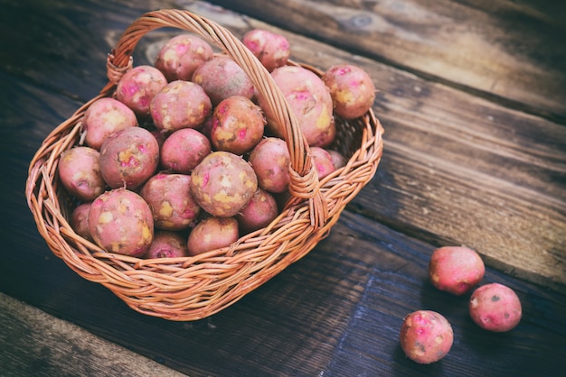 Rohe Kartoffeln in einem braunen Weidenkorb