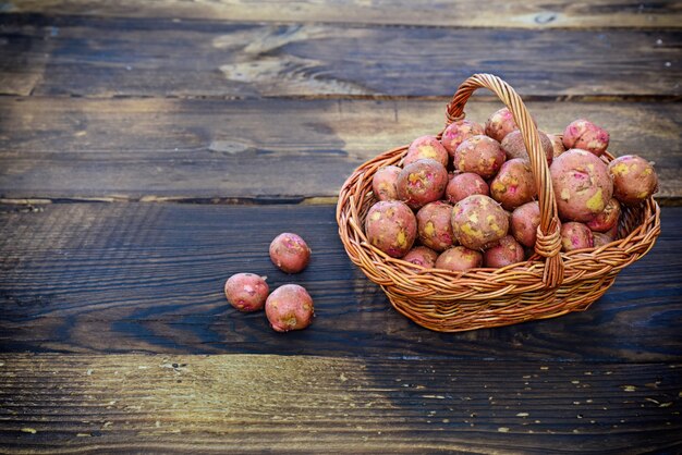 Rohe Kartoffeln in einem Weidenkorb