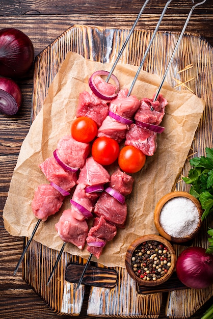 Rohe Kebabspieße mit Tomaten