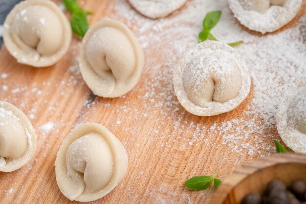 Rohe Knödel auf einem Schneidebrett