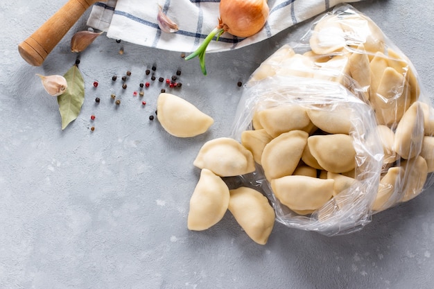 Rohe Knödel auf grauem Tisch