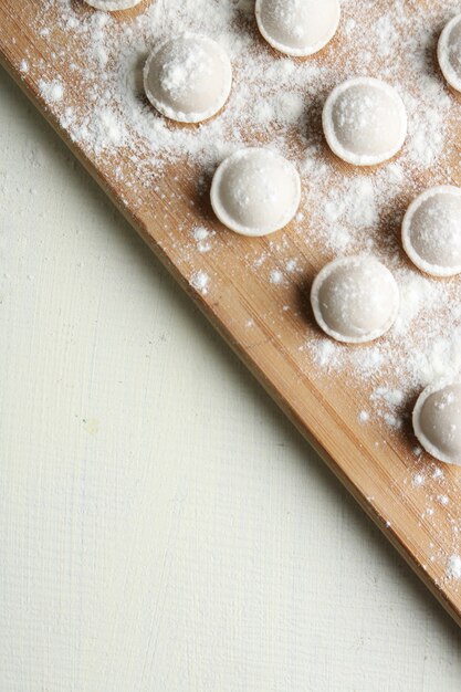 Rohe Knödel auf Schneidebrett auf Tischnahaufnahme