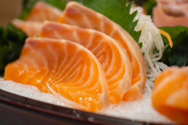 Rohe Lachs-Sashimi-Scheibe auf Eis japanisches Essen