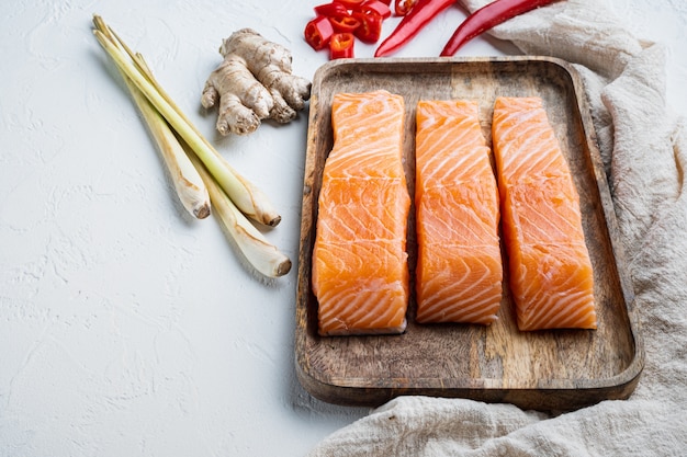 Rohe Lachsfilets auf altem Holztisch