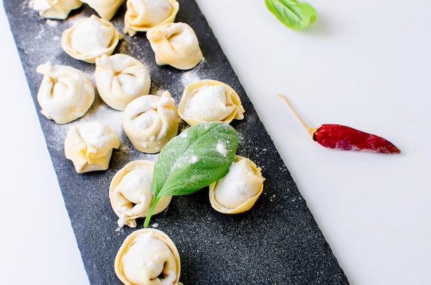 Rohe Mehlklöße mit Fleisch mit Mehl