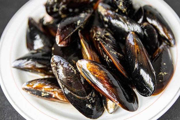 Rohe Muschelschalen-Meeresfrüchte-Mahlzeit-Nahrungsmittelsnack auf dem Tischkopierraum-Lebensmittelhintergrund