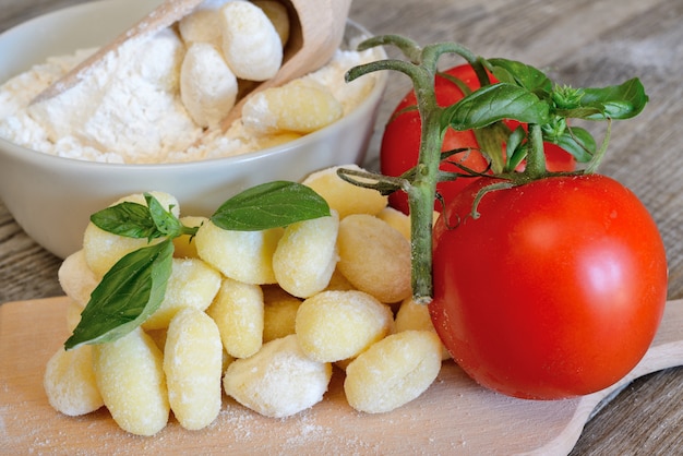 Rohe Nudelknödel mit roten Tomaten