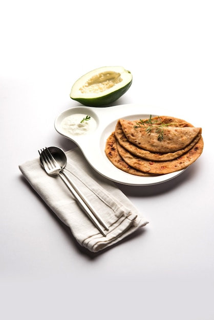 Rohe Papaya Paratha oder Papita ke Parathe hergestellt mit Hergestellt aus Papaya, Weizenmehl, Kreuzkümmel, Ingwer. Beliebtes indisches Essensrezept, das heiß mit Quark serviert wird. selektiver Fokus