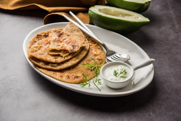 Rohe Papaya Paratha oder Papita ke Parathe hergestellt mit Hergestellt aus Papaya, Weizenmehl, Kreuzkümmel, Ingwer. Beliebtes indisches Essensrezept, das heiß mit Quark serviert wird. selektiver Fokus