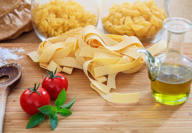 Foto rohe pappardelle-nudeln mit tomaten und basilikum