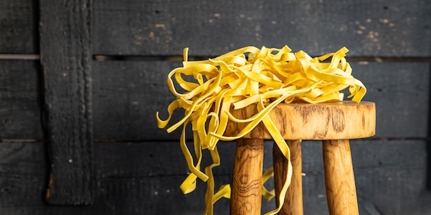 Rohe Pasta Hausmannskost Tagliatelle handgemachter Hartweizen Snack Snack auf dem Tisch Kopie Raum