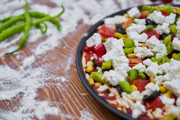 Rohe Pizza mit grünem Pfeffer