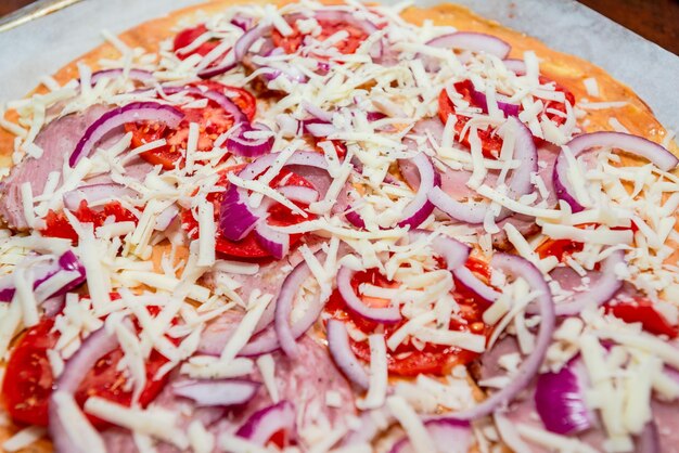 Rohe Pizza mit Käsefleisch Tomatenpaprika Italienische Pizza zu Hause kochen