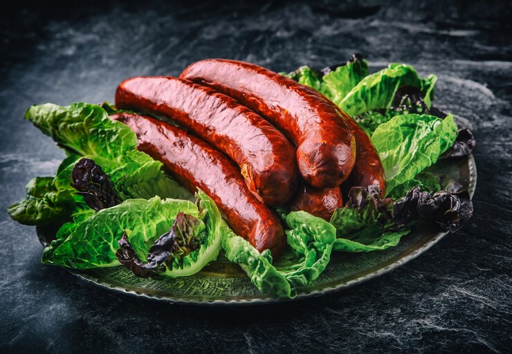 Rohe Räucherwurstchorizo mit Gemüsedekor