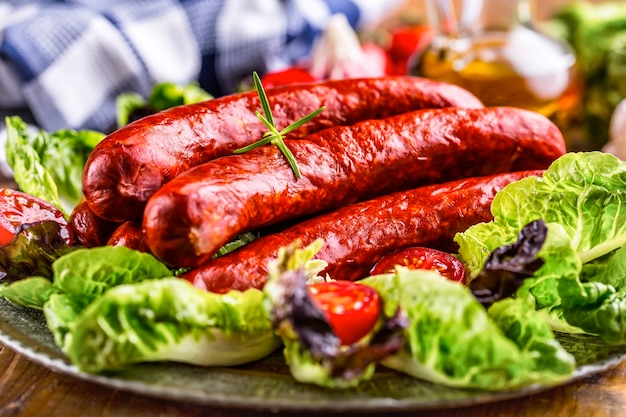 Rohe Räucherwurstchorizo mit Gemüsedekor