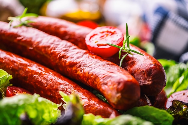 Rohe Räucherwurstchorizo mit Gemüsedekor