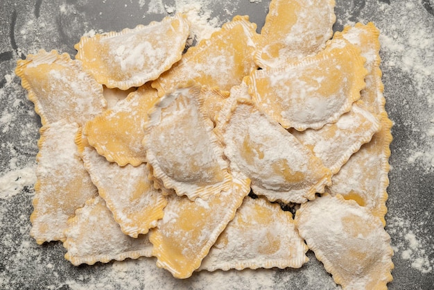 Foto rohe ravioli als hintergrund gesundes italienisches essen