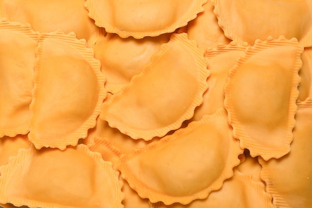 Rohe Ravioli als Hintergrund Gesundes italienisches Essen