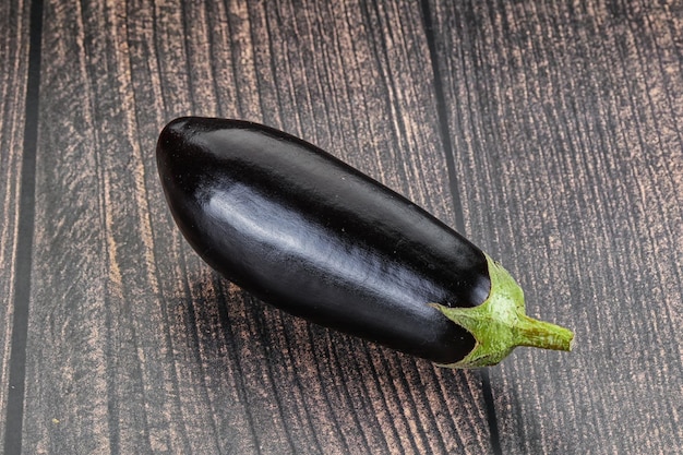 Rohe reife Aubergine zum Kochen