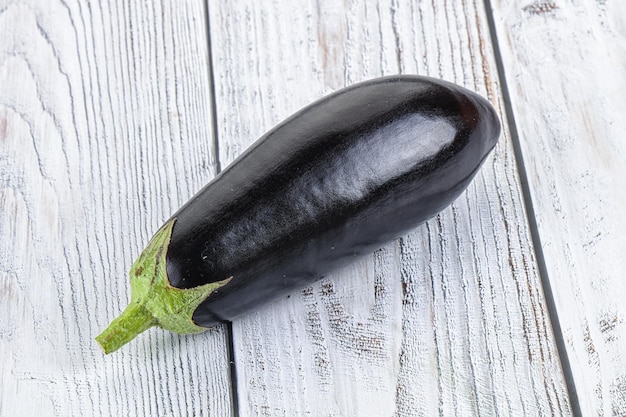 Rohe reife natürliche Aubergine zum Kochen