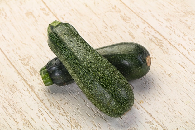 Rohe reife Zucchini