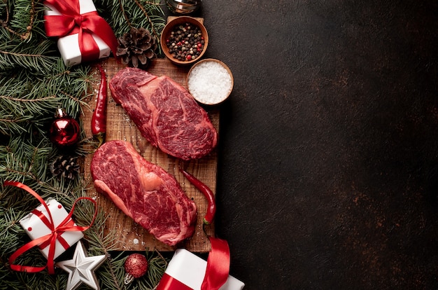 Rohe Ribeye-Rindfleischsteaks zum Kochen des Abendessens zu Weihnachten