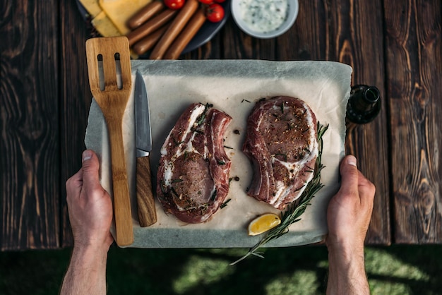 rohe Ribeye-Steaks mit Gewürzen