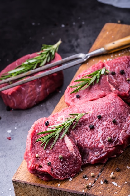 Rohe Rindersteaks mit Salzpfeffer und Rosmarin.