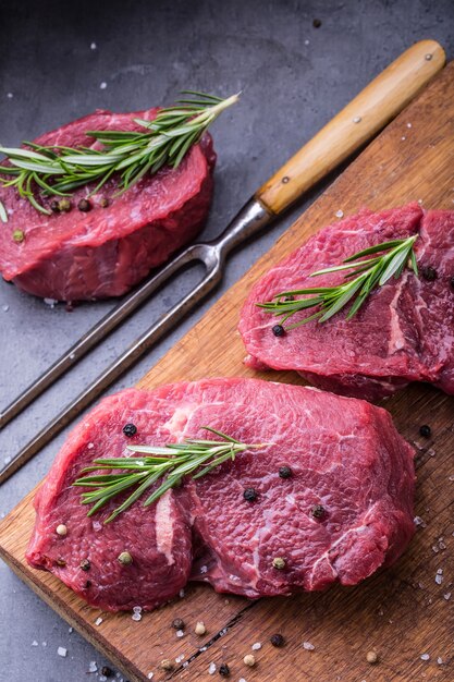 Rohe Rindersteaks mit Salzpfeffer und Rosmarin.