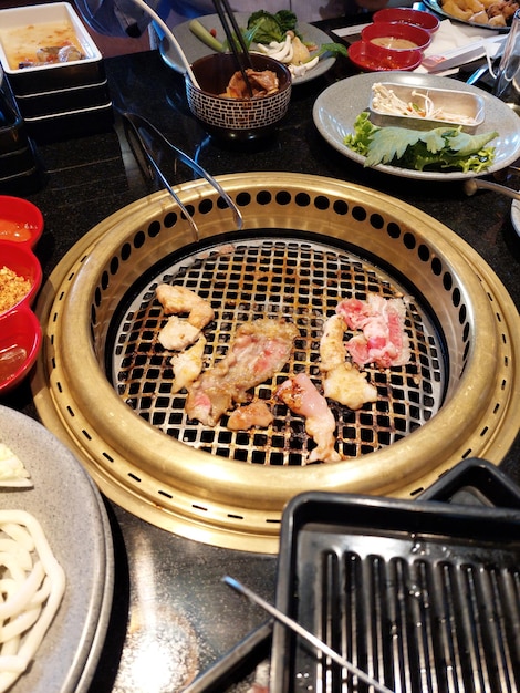 Foto rohe rindfleischscheibe für grill oder japanische art yakiniku