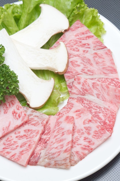 Rohe Rindfleischscheibe zum Grillen nach japanischer Art