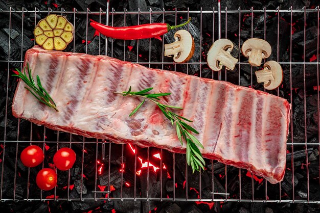 Rohe Rippchen auf dem Grill brennende Kohlen auf dem Grill