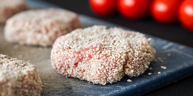 rohe Schnitzel Fleisch Semmelbrösel Schweinefleisch Rindfleisch Lamm Huhn frische Schnitzel gesunde Mahlzeit Lebensmittel Snack Diät