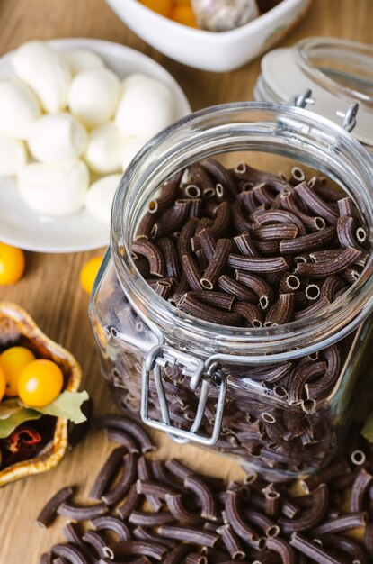 Rohe schwarze Teigwaren bereiteten sich für das Kochen vor