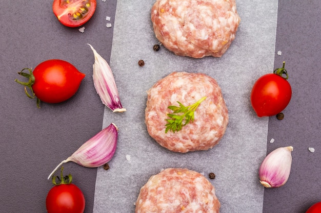 Rohe Schweinefleischkoteletts mit Gewürzen und Gemüse