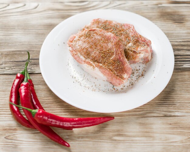 Rohe Schweinerippchen mit scharfer Paprika Zubereitung von Fleisch zum Grillen