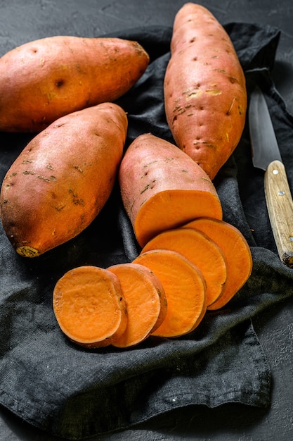 Rohe süßkartoffeln, bio-yam. das bäuerliche essen.