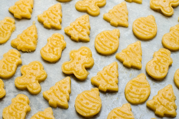 Rohe Teiglebkuchen Weihnachtsplätzchen für childrenin Form des Balls, Tannenbaum, Schneemann