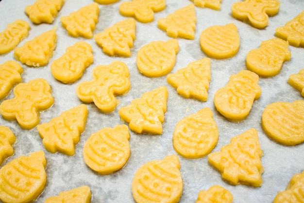 Rohe Teiglebkuchen Weihnachtsplätzchen für childrenin Form des Balls, Tannenbaum, Schneemann