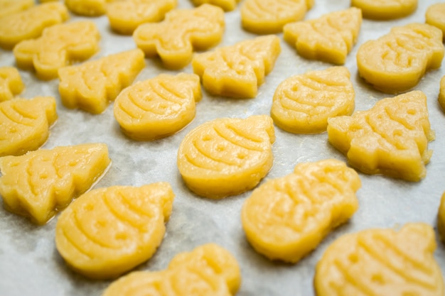 Rohe teiglebkuchen weihnachtsplätzchen für childrenin form des balls, tannenbaum, schneemann