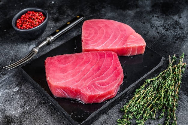 rohe Thunfischsteaks auf dem Tisch