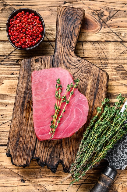 rohe Thunfischsteaks auf dem Tisch